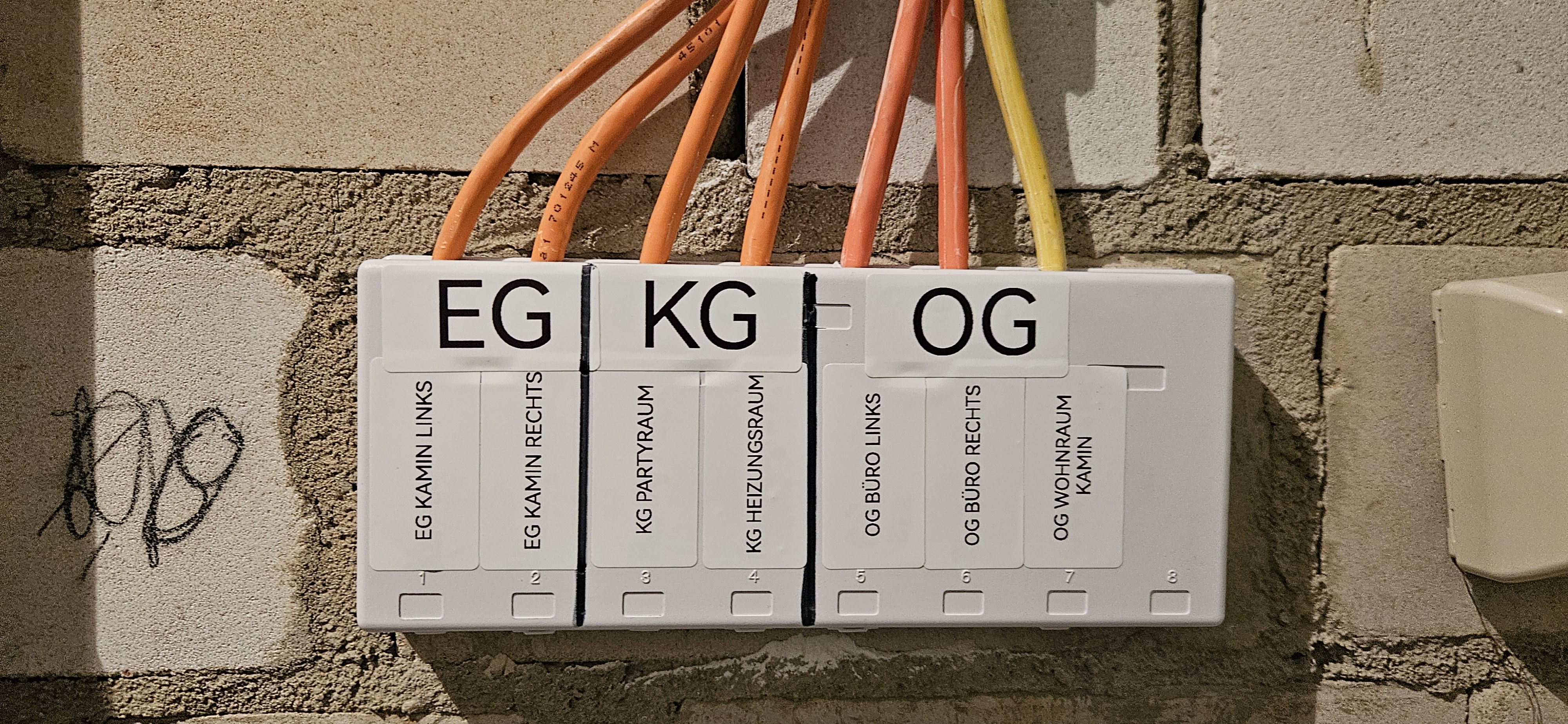 Beschriftete Netzwerkleitungen für Erdgeschoss, Kellergeschoss und Obergeschoss im Bestandsgebäude