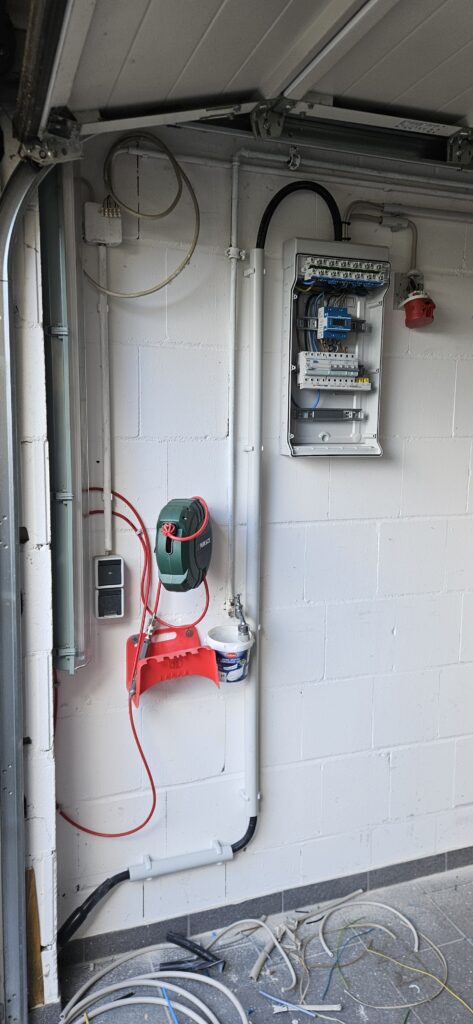 Neu errichtete Unterverteilung mit Zwischenzähler, Zuleitung und Kraftsteckdose in einer Garage