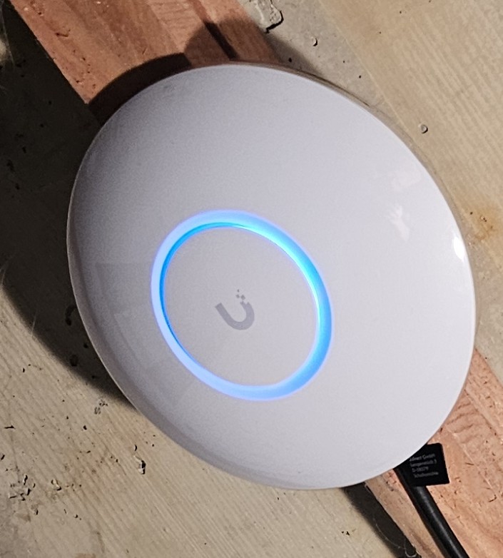 WLAN-Access-Point an einer Bestandsdecke